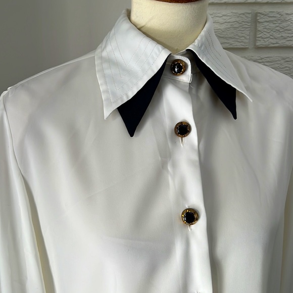 Vintage blouse with amazing buttons detail around sleeves Francesa of Damon - Picture 3 of 8